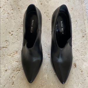 Women’s Nine West black leather bootie. Size 7